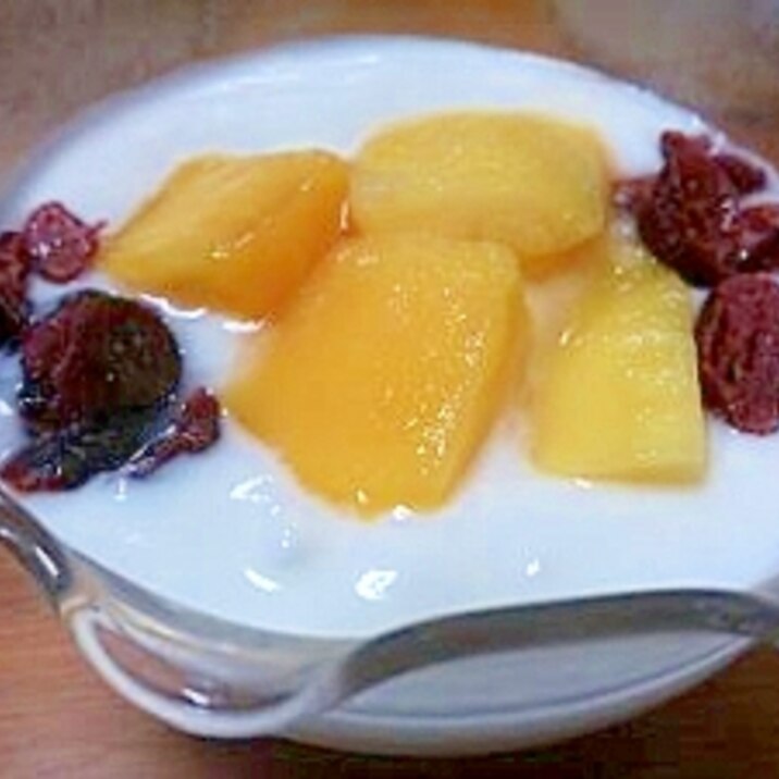 朝食に(＾＾）冷凍マンゴーとベリーのヨーグルト
